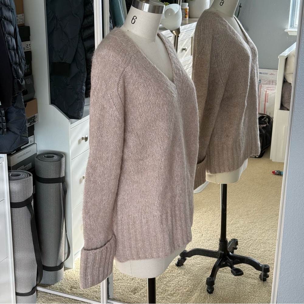 NWT Banana Republic Fluffy Relaxed Stone Sweater Size: S - Picture 4 of 8